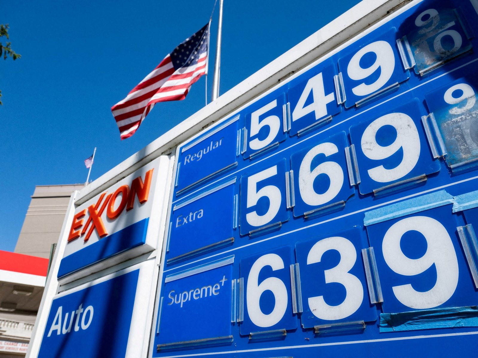 impuesto federal a la gasolina — Trump says he will suspend petrol tax amid soaring US fuel prices