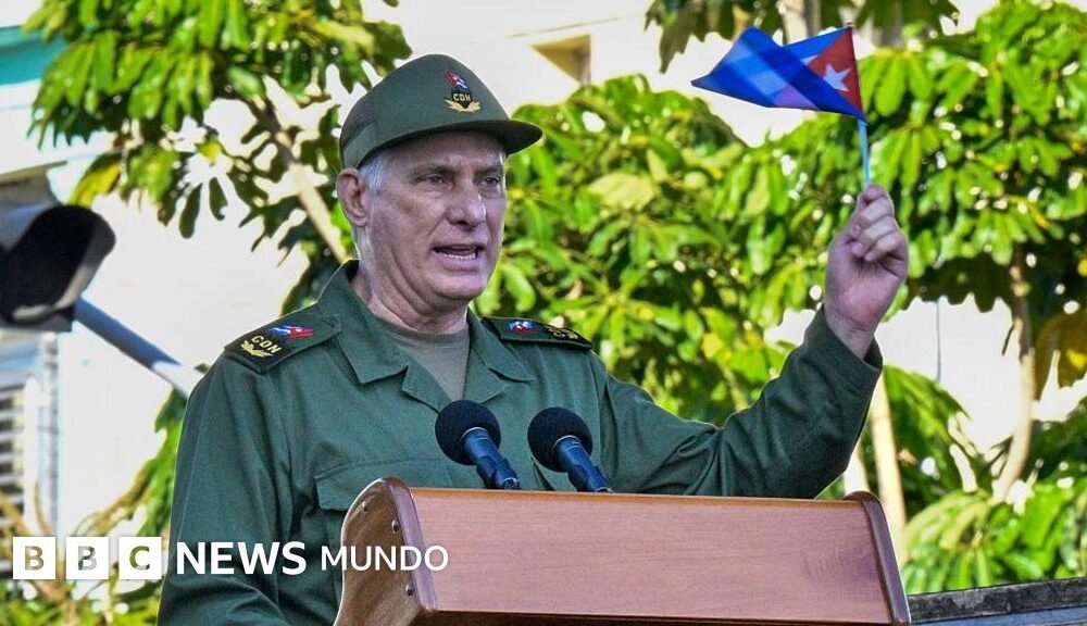 imputación Raúl Castro Estados Unidos — Miguel Díaz-Canel habla en un podio, sosteniendo la bandera de Cuba. Foto de: Getty Images