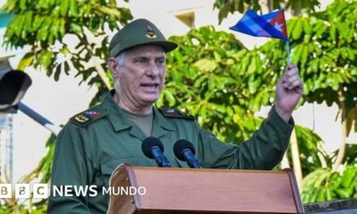 imputación Raúl Castro Estados Unidos — Miguel Díaz-Canel habla en un podio, sosteniendo la bandera de Cuba. Foto de: Getty Images