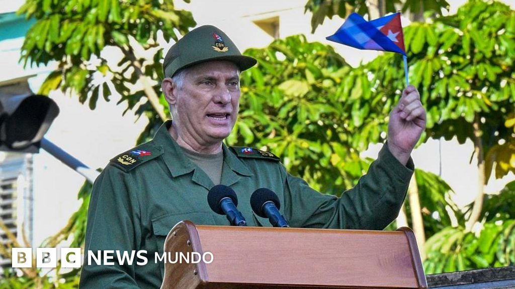 imputación Raúl Castro Estados Unidos — Miguel Díaz-Canel habla en un podio, sosteniendo la bandera de Cuba. Foto de: Getty Images