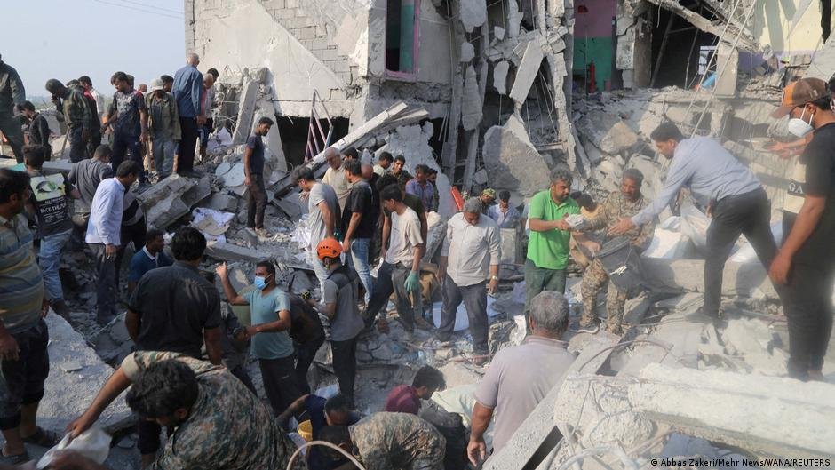 investigación ataque escuela Irán — Rescatistas y voluntarios buscan entre los escombros de lo que parece ser una escuela. Foto de: Abbas Zakeri/Mehr News/WANA/REUTERS