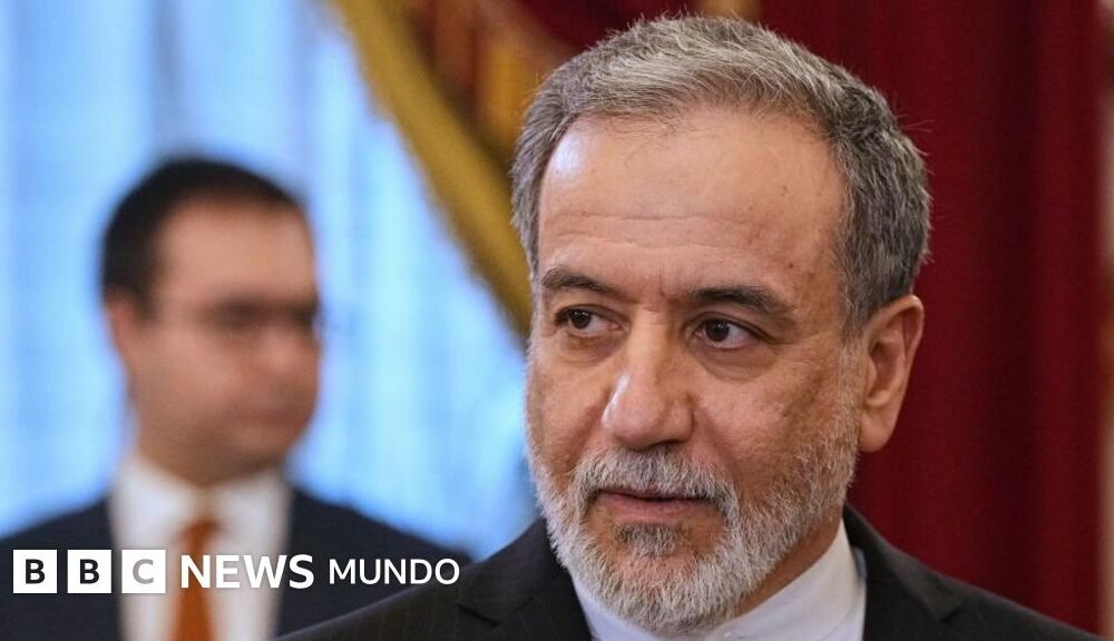 aventura militar — Primer plano del ministro de Asuntos Exteriores de Irán, Abbas Araghchi, con una persona al fondo cuya imagen est'a difuminada