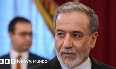 aventura militar — Primer plano del ministro de Asuntos Exteriores de Irán, Abbas Araghchi, con una persona al fondo cuya imagen est'a difuminada