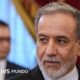 aventura militar — Primer plano del ministro de Asuntos Exteriores de Irán, Abbas Araghchi, con una persona al fondo cuya imagen est'a difuminada