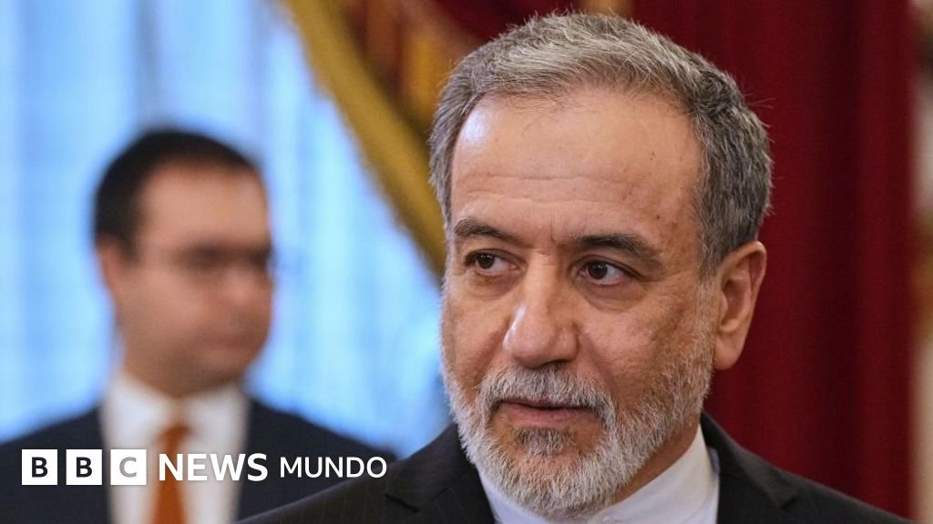 aventura militar — Primer plano del ministro de Asuntos Exteriores de Irán, Abbas Araghchi, con una persona al fondo cuya imagen est'a difuminada