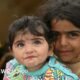 Medio Oriente — Dos hermanas en un campamento informal para personas desplazadas en Beirut, Líbano.