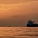 Irán mecanismo tráfico — El estrecho de Ormuz con barcos a la distancia.. Cortesía: DW Español
