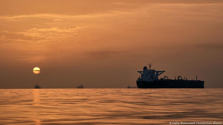 Irán mecanismo tráfico — El estrecho de Ormuz con barcos a la distancia.. Cortesía: DW Español