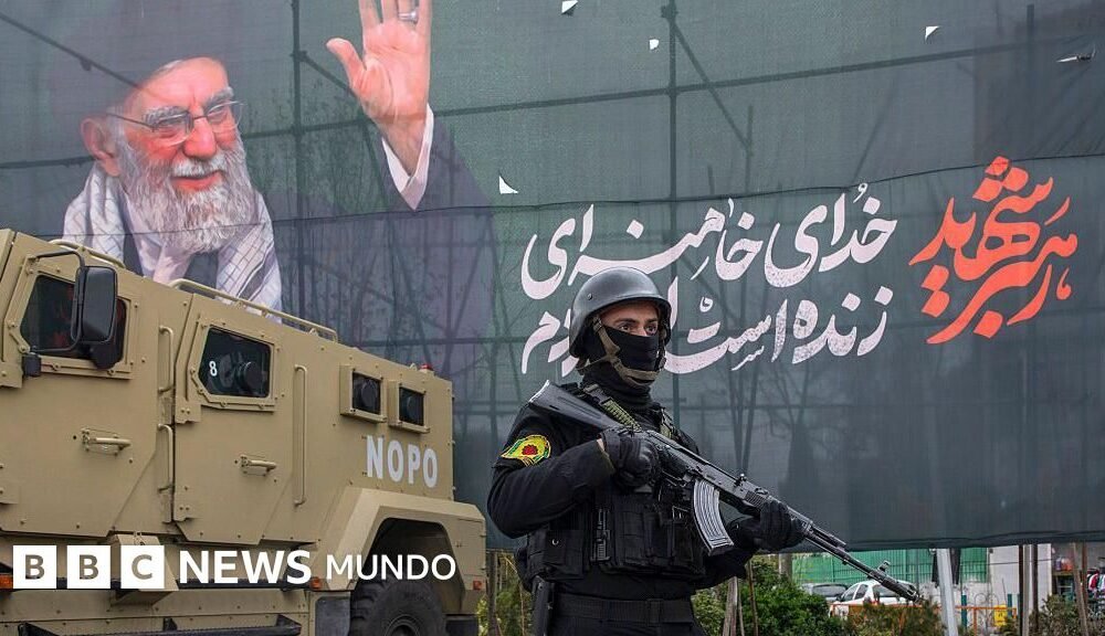 propuesta estadounidense — Un agente de policía se encuentra junto a un vehículo blindado y un cartel en el que aparece el difunto líder supremo Alí Jamenei, el 28 de marzo de 2026 en Teherán, Irán.