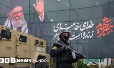 propuesta estadounidense — Un agente de policía se encuentra junto a un vehículo blindado y un cartel en el que aparece el difunto líder supremo Alí Jamenei, el 28 de marzo de 2026 en Teherán, Irán.