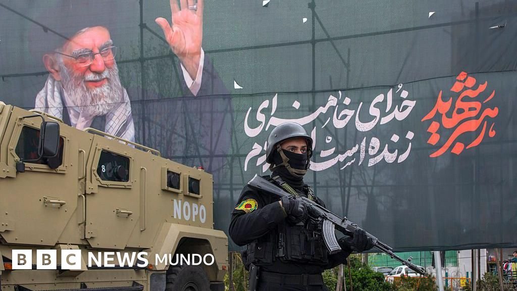 propuesta estadounidense — Un agente de policía se encuentra junto a un vehículo blindado y un cartel en el que aparece el difunto líder supremo Alí Jamenei, el 28 de marzo de 2026 en Teherán, Irán.
