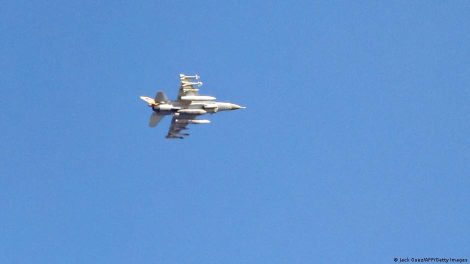 Israel ataca jefe — Avión de combate israelí.. Tomada por: DW Español