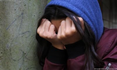 abuso sexual conflicto — Una foto de archivo muestra a una niña con capucha y manos cubriendo su cara. Tomada por: DW English