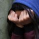 abuso sexual conflicto — Una foto de archivo muestra a una niña con capucha y manos cubriendo su cara. Tomada por: DW English