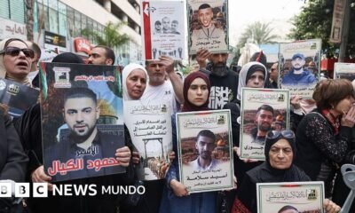 ley pena muerte — Manifestantes palestinos sostienen fotos de palestinos encarcelados durante una manifestación en Ramala, Cisjordania, para conmemorar el Día de los Presos y protestar contra la aprobación por parte del parlamento israelí de una nueva ley de pena de muerte para palestinos condenados por ataques mortales. 19 de abril de 2026.