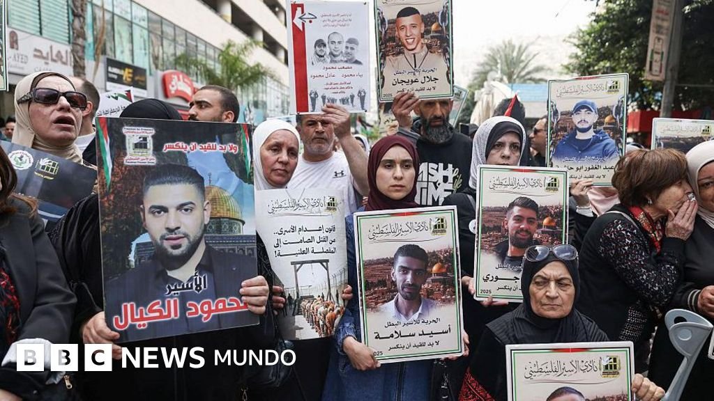 ley pena muerte — Manifestantes palestinos sostienen fotos de palestinos encarcelados durante una manifestación en Ramala, Cisjordania, para conmemorar el Día de los Presos y protestar contra la aprobación por parte del parlamento israelí de una nueva ley de pena de muerte para palestinos condenados por ataques mortales. 19 de abril de 2026.
