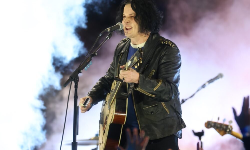 DETROIT, MICHIGAN - NOVEMBER 27: Jack White realiza durante el show en la mitad del partido entre los Green Bay Packers y los Detroit Lions en Ford Field el 27 de noviembre de 2025 en Detroit, Michigan. (Foto por Gregory Shamus/Getty Images)