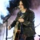 DETROIT, MICHIGAN - NOVEMBER 27: Jack White realiza durante el show en la mitad del partido entre los Green Bay Packers y los Detroit Lions en Ford Field el 27 de noviembre de 2025 en Detroit, Michigan. (Foto por Gregory Shamus/Getty Images)
