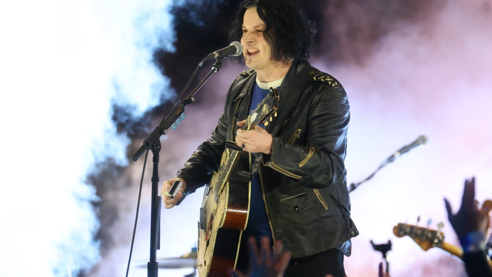 DETROIT, MICHIGAN - NOVEMBER 27: Jack White realiza durante el show en la mitad del partido entre los Green Bay Packers y los Detroit Lions en Ford Field el 27 de noviembre de 2025 en Detroit, Michigan. (Foto por Gregory Shamus/Getty Images)