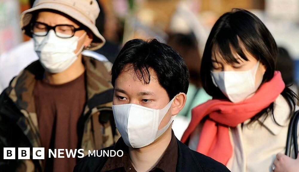 Japón enfrenta — Personas en Japón usan mascarillas, reflejando la preocupación por las alergias que afectan a la población debido a proyectos de la Segunda Guerra Mundial. Foto de: Getty Images