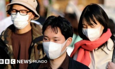 Japón enfrenta — Personas en Japón usan mascarillas, reflejando la preocupación por las alergias que afectan a la población debido a proyectos de la Segunda Guerra Mundial. Foto de: Getty Images