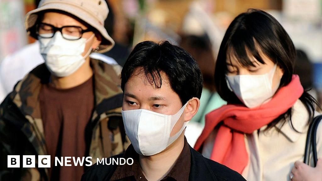 Japón enfrenta — Personas en Japón usan mascarillas, reflejando la preocupación por las alergias que afectan a la población debido a proyectos de la Segunda Guerra Mundial. Foto de: Getty Images