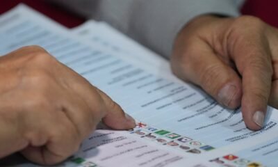 JNE advierte posible — Un jurado de elecciones cuenta los votos en Lima, reflejando el proceso electoral que determinará al nuevo presidente de Perú. Foto de: Guadalupe Pardo (AP