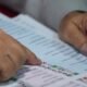 JNE advierte posible — Un jurado de elecciones cuenta los votos en Lima, reflejando el proceso electoral que determinará al nuevo presidente de Perú. Foto de: Guadalupe Pardo (AP