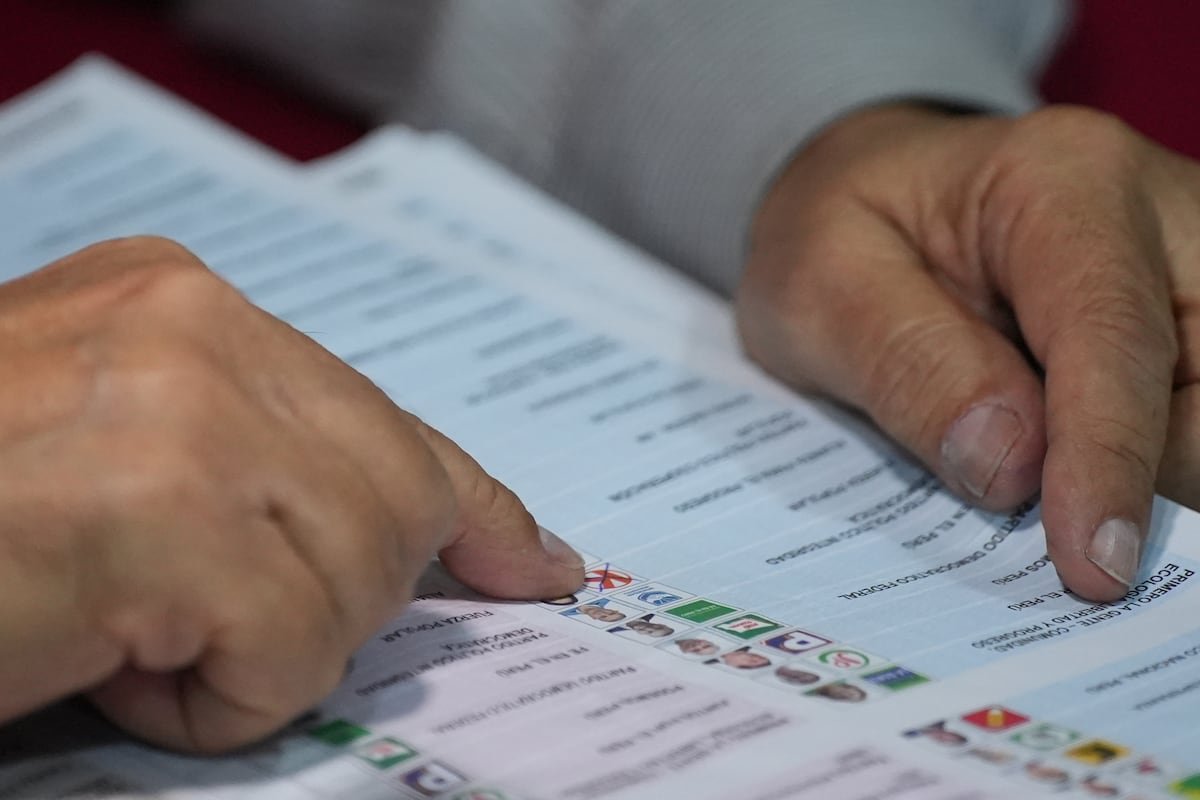 JNE advierte posible — Un jurado de elecciones cuenta los votos en Lima, reflejando el proceso electoral que determinará al nuevo presidente de Perú. Foto de: Guadalupe Pardo (AP