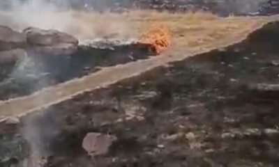Se produce humo en una base militar en Hombori, Mali, en esta imagen estática obtenida de un video de redes sociales no datado liberado el 30 de abril de 2026. [Reuters]