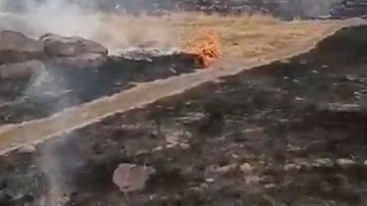 Se produce humo en una base militar en Hombori, Mali, en esta imagen estática obtenida de un video de redes sociales no datado liberado el 30 de abril de 2026. [Reuters]