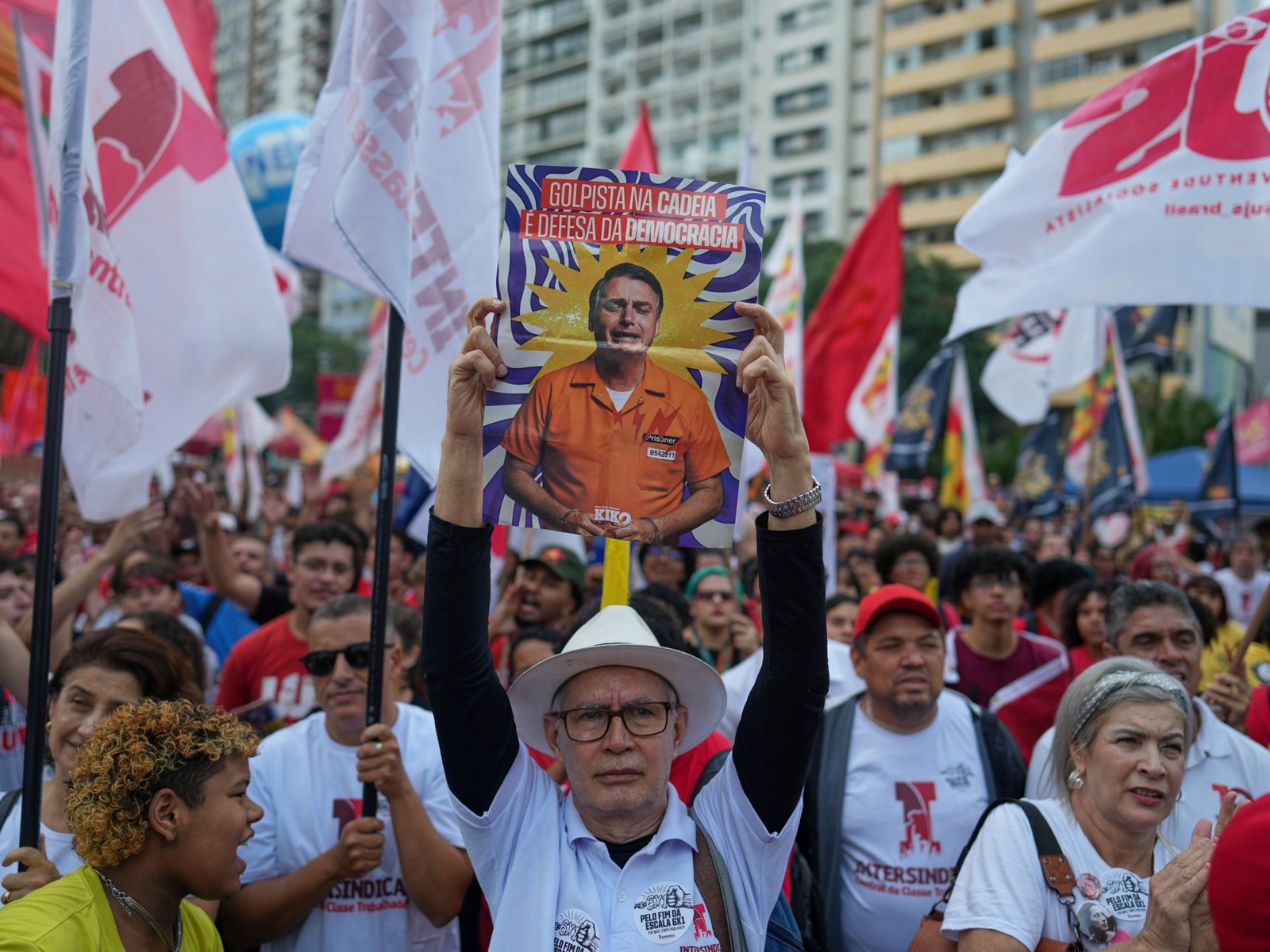 Juez brasileño suspende — Juez de Brasil prohíbe ley que podría reducir la sentencia de 27 años de prisión de Bolsonaro