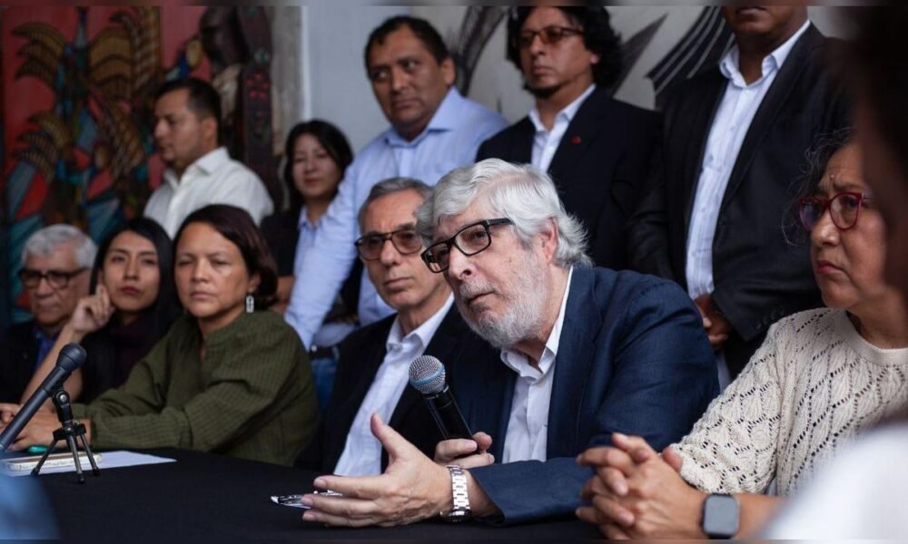 Juntos Perú propone — El equipo económico reitera ante la prensa internacional la decisión de subir el sueldo mínimo en Perú, según se muestra en la reunión. Foto de: news.google.com