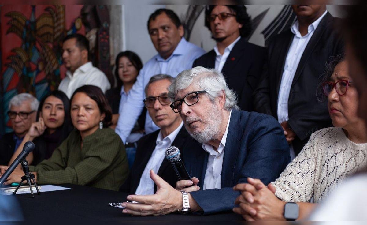Juntos Perú propone — El equipo económico reitera ante la prensa internacional la decisión de subir el sueldo mínimo en Perú, según se muestra en la reunión. Foto de: news.google.com