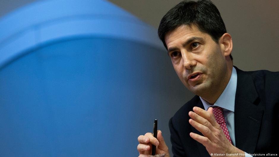 Kevin Warsh, presidente entrante de la Reserva Federal, habla sobre las decisiones de tasas de interés en EE. UU. Foto de: Alastair Grant/AP Photo/dpa/picture alliance