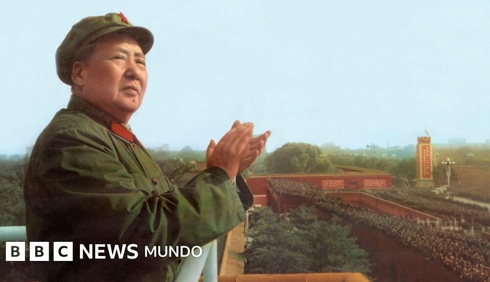 Mao Zedong de perfil, en un gesto de aplauso. Foto de: BBC NEWS MUNDO