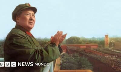 Mao Zedong de perfil, en un gesto de aplauso. Foto de: BBC NEWS MUNDO