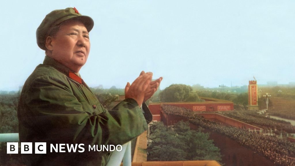 Mao Zedong de perfil, en un gesto de aplauso. Foto de: BBC NEWS MUNDO