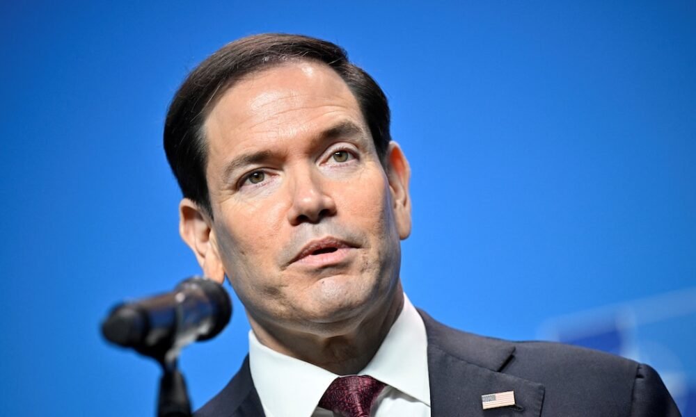 movimientos tropas Estados Unidos Europa — Marco Rubio habla en un evento, donde afirmó que los movimientos de tropas de Estados Unidos no son una medida punitiva para Europa. Foto de: news.google.com