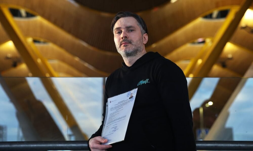 MiguelBarrenoICE — Miguel Barreno López, con el salvoconducto que le permitió volver a España, el domingo en la T-4 del aeropuerto Adolfo Suárez de Madrid. Jaime Villanueva