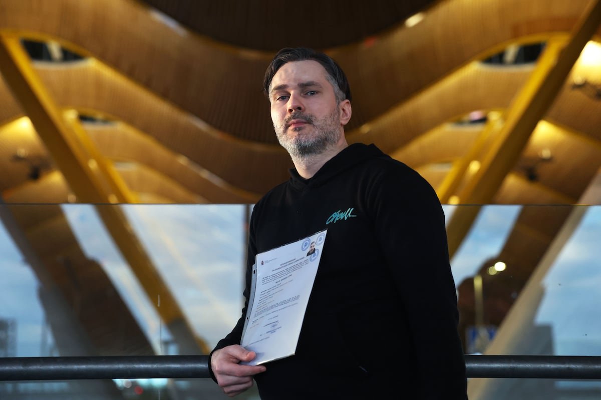 MiguelBarrenoICE — Miguel Barreno López, con el salvoconducto que le permitió volver a España, el domingo en la T-4 del aeropuerto Adolfo Suárez de Madrid. Jaime Villanueva