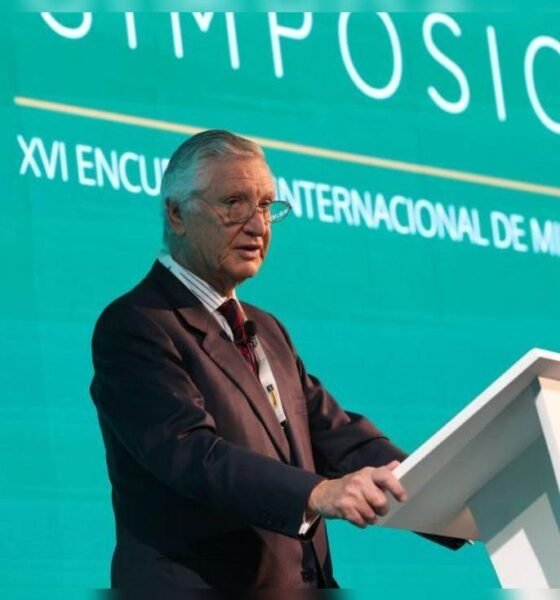 Ministro peruano destaca — Durante el Simposio Encuentros Internacionales de Minería, un orador destaca la importancia económica del sector para el país. Foto de: La República