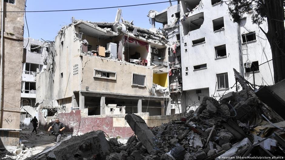 Bombardeos israelíes Líbano — Un edificio en ruinas en Líbano, afectado por los bombardeos de Israel. Foto de: Houssam Shbaro