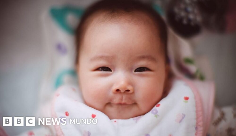 nacimientos más — La tasa de natalidad de China cayeron a un mínimo histórico en 2025, a pesar de que el gobierno implementó una serie de incentivos para impulsarla.