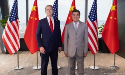 negociaciones comerciales — En la imagen aparecen posando Scott Bessent y He Lifeng.. Tomada por: DW Español