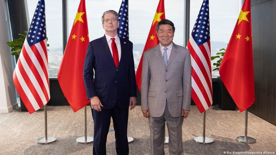 negociaciones comerciales — En la imagen aparecen posando Scott Bessent y He Lifeng.. Tomada por: DW Español