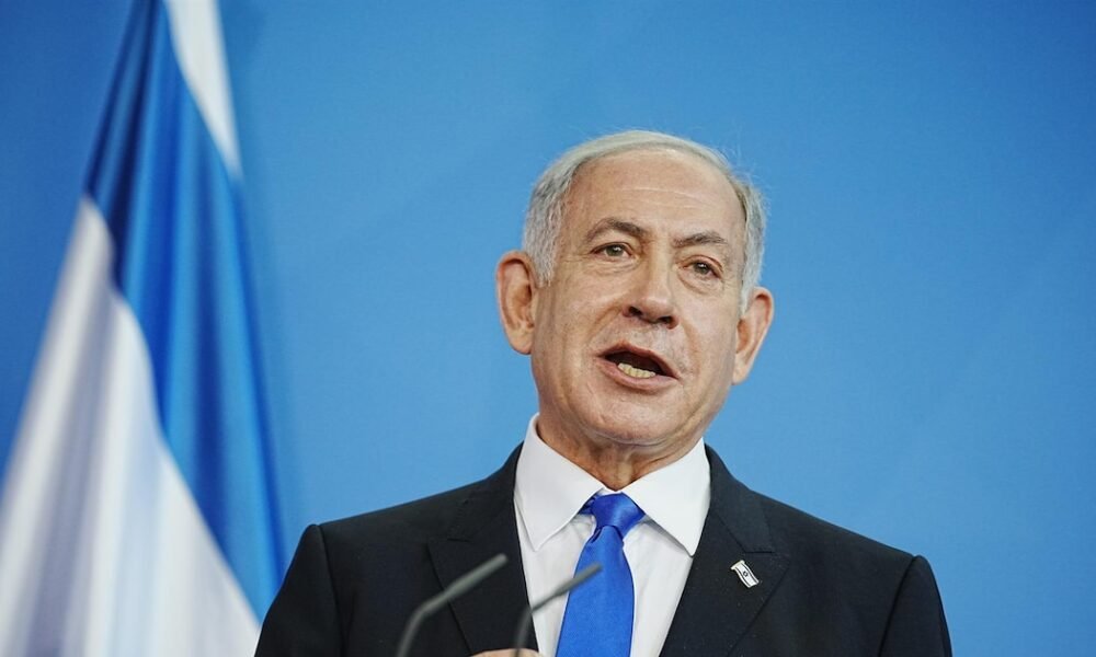 Netanyahu ordena ampliar — Benjamin Netanyahu se dirige a la prensa tras ordenar intensificar la ofensiva militar en Líbano contra Hezbollah. Foto de: news.google.com
