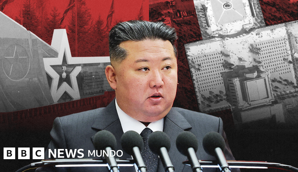 Norcorea construye monumento — La imagen muestra a Kim Jong Un dando un discurso. Detrás de él, se ve un primer plano del muro con los nombres de soldados y una imagen satelital del complejo a la derecha.. Foto de: BBC Mundo