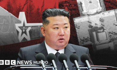 Norcorea construye monumento — La imagen muestra a Kim Jong Un dando un discurso. Detrás de él, se ve un primer plano del muro con los nombres de soldados y una imagen satelital del complejo a la derecha.. Foto de: BBC Mundo