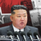 Norcorea construye monumento — La imagen muestra a Kim Jong Un dando un discurso. Detrás de él, se ve un primer plano del muro con los nombres de soldados y una imagen satelital del complejo a la derecha.. Foto de: BBC Mundo